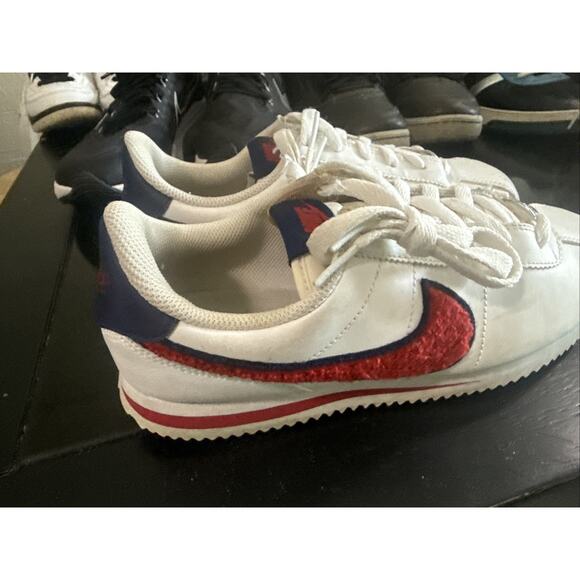 Nike Cortez Basic Leather SE Low Shoes Size 7Y / 8 1/2W White /Red /Blue NBS226 - Picture 3 of 5